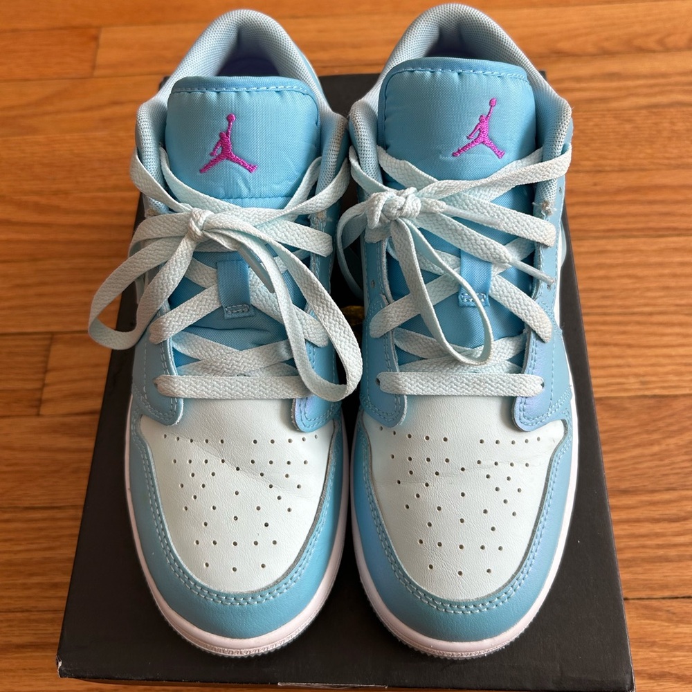 Nike Air Jordan Mid 1
Used 
Like new 

Size: 6.5Y